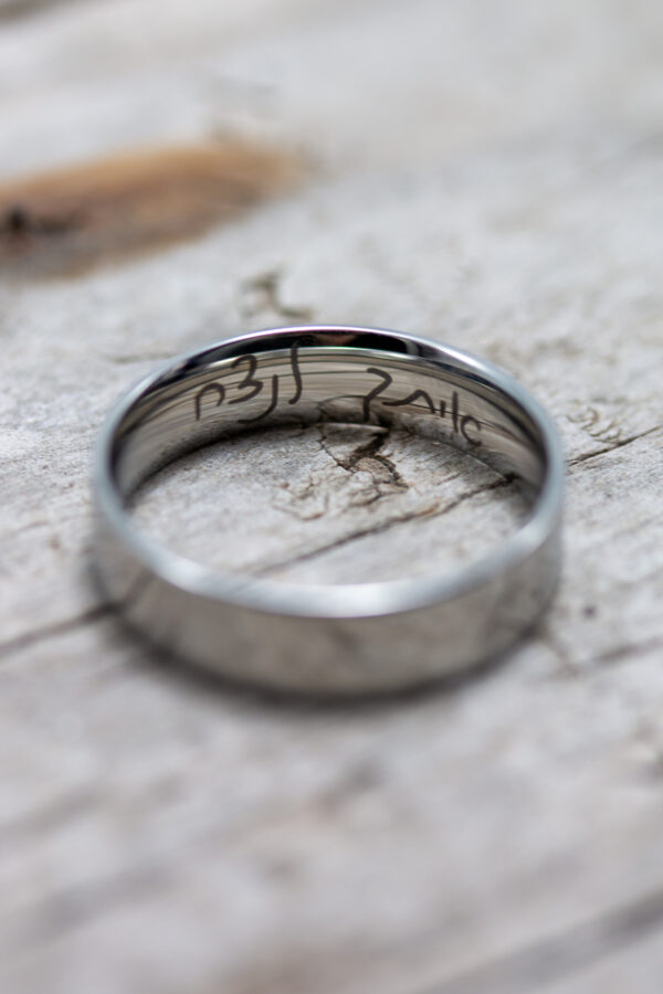 SPECIAL DELIVERY – טבעת עם חריטה של כתב יד אישי – 6 מ״מ